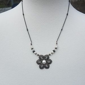 Pearl flowers neakless